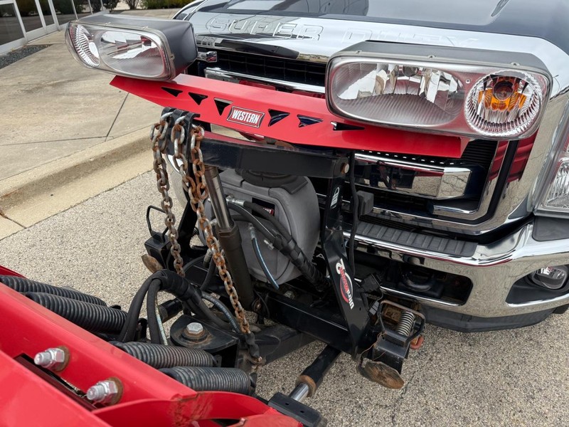 Ford Super Duty F-350 DRW Vehicle Full-screen Gallery Image 09