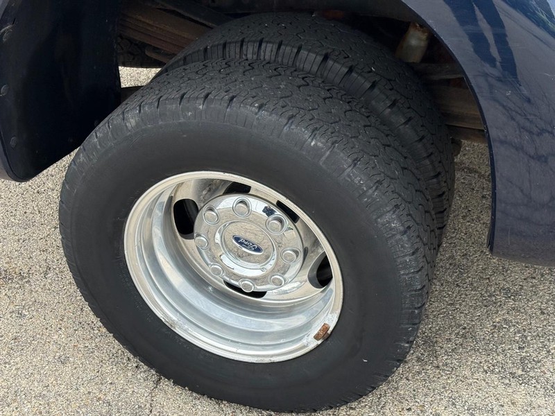 Ford Super Duty F-350 DRW Vehicle Full-screen Gallery Image 10