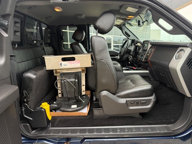Ford Super Duty F-350 DRW Vehicle Full-screen Gallery Image 12