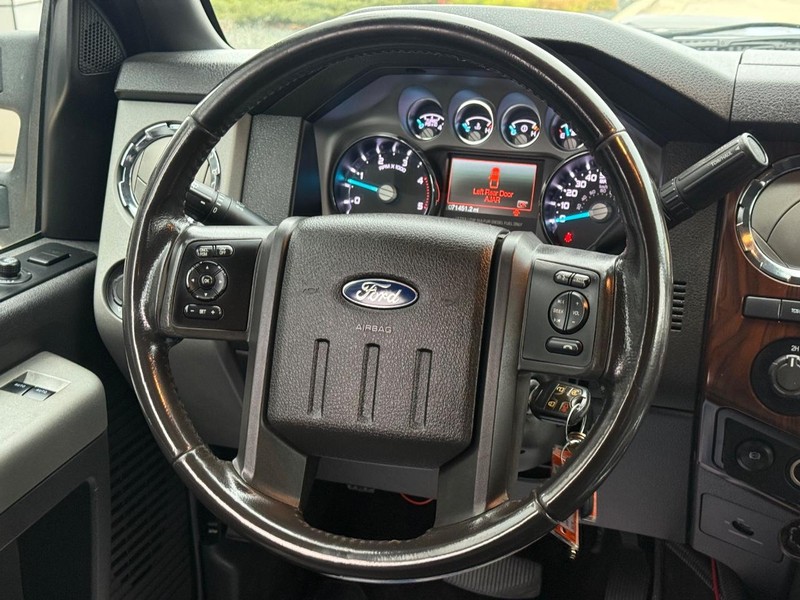 Ford Super Duty F-350 DRW Vehicle Full-screen Gallery Image 15