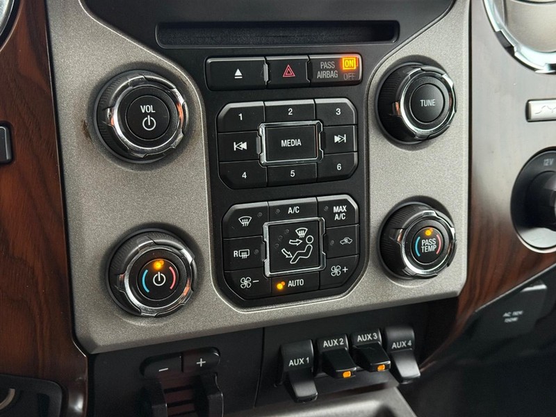 Ford Super Duty F-350 DRW Vehicle Full-screen Gallery Image 21