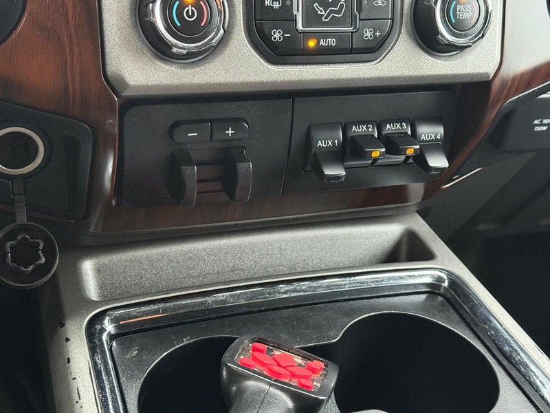 Ford Super Duty F-350 DRW Vehicle Full-screen Gallery Image 22