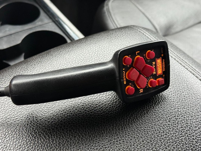 Ford Super Duty F-350 DRW Vehicle Full-screen Gallery Image 23