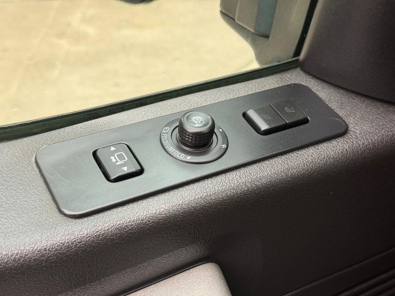 Ford Super Duty F-350 DRW Vehicle Full-screen Gallery Image 26