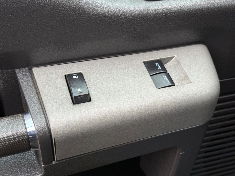 Ford Super Duty F-350 DRW Vehicle Full-screen Gallery Image 27