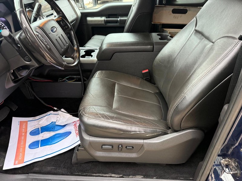 Ford Super Duty F-350 DRW Vehicle Full-screen Gallery Image 28