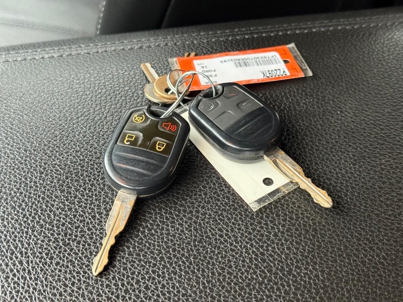 Ford Super Duty F-350 DRW Vehicle Full-screen Gallery Image 30