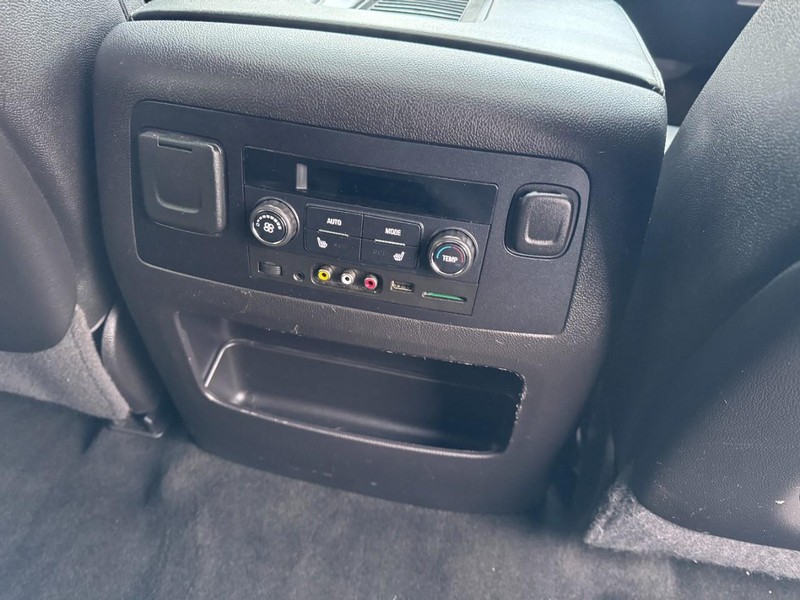 Chevrolet Tahoe Vehicle Full-screen Gallery Image 17