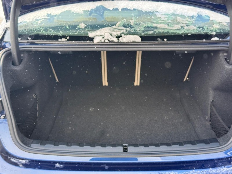 BMW 3 Series Vehicle Full-screen Gallery Image 09