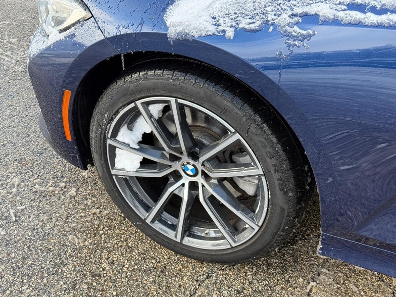 BMW 3 Series Vehicle Full-screen Gallery Image 10