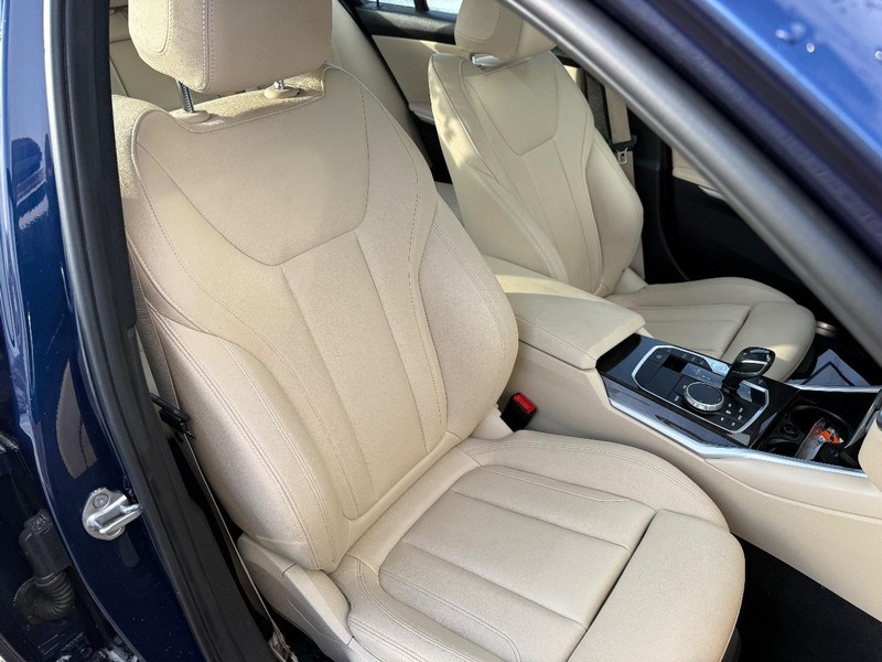 BMW 3 Series Vehicle Full-screen Gallery Image 11