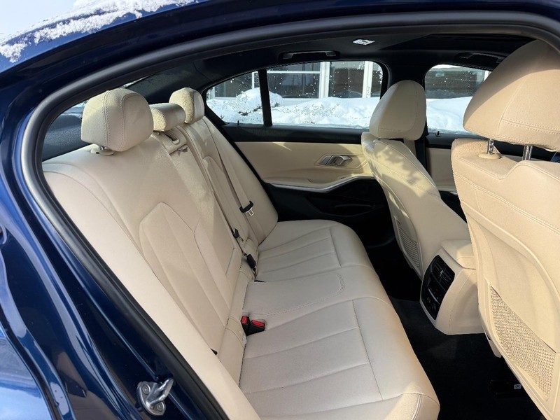 BMW 3 Series Vehicle Full-screen Gallery Image 12