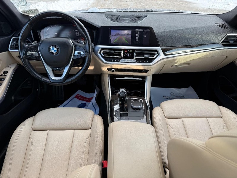 BMW 3 Series Vehicle Full-screen Gallery Image 13