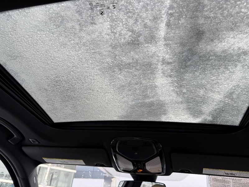 BMW 3 Series Vehicle Full-screen Gallery Image 15