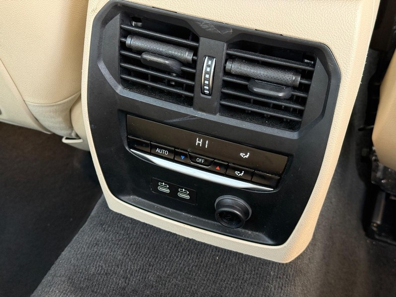 BMW 3 Series Vehicle Full-screen Gallery Image 16