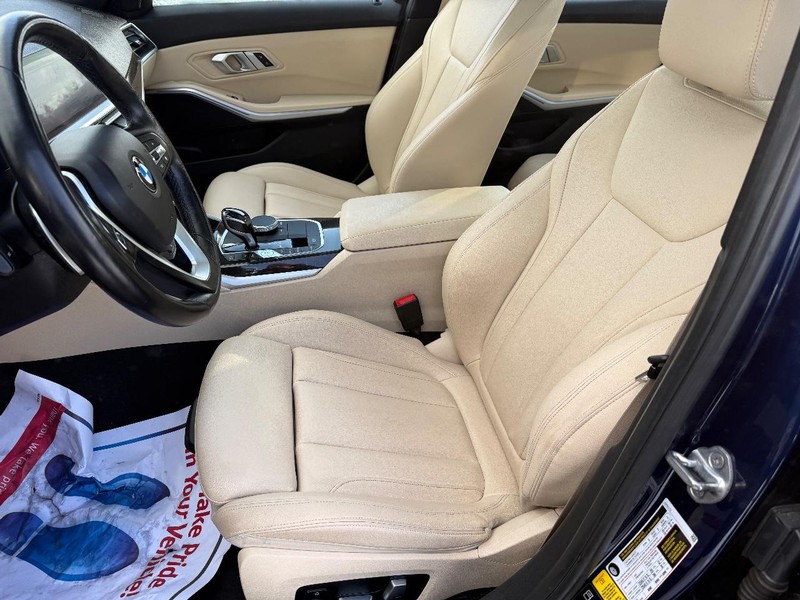 BMW 3 Series Vehicle Full-screen Gallery Image 17