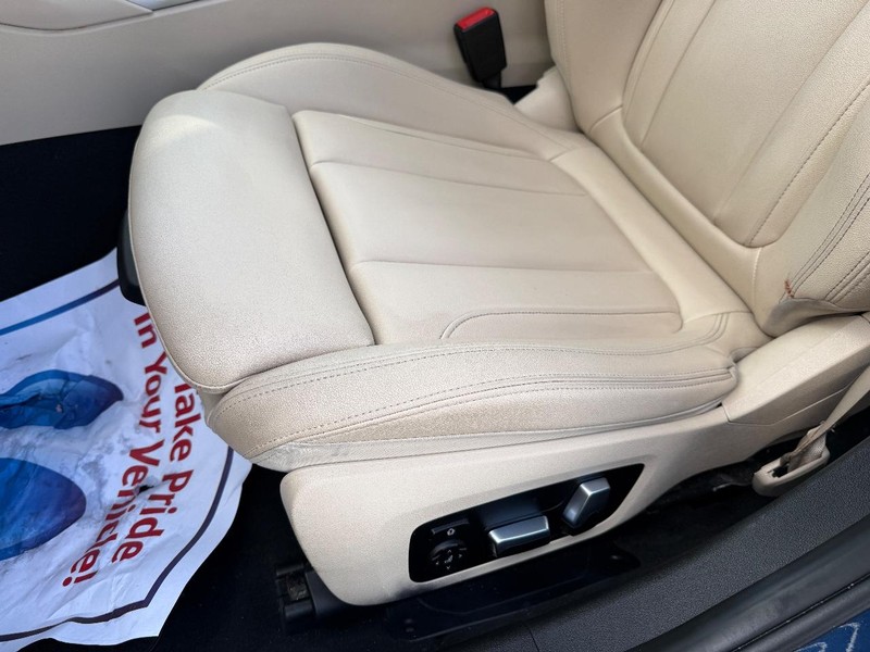 BMW 3 Series Vehicle Full-screen Gallery Image 18