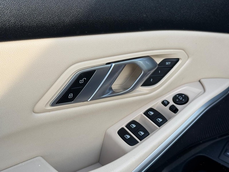 BMW 3 Series Vehicle Full-screen Gallery Image 19