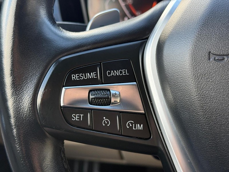 BMW 3 Series Vehicle Full-screen Gallery Image 20