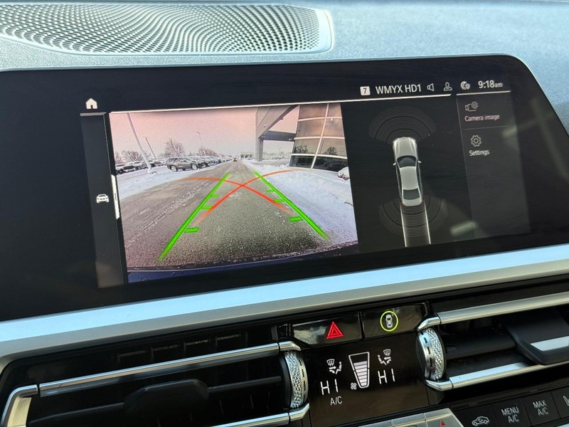 BMW 3 Series Vehicle Full-screen Gallery Image 24