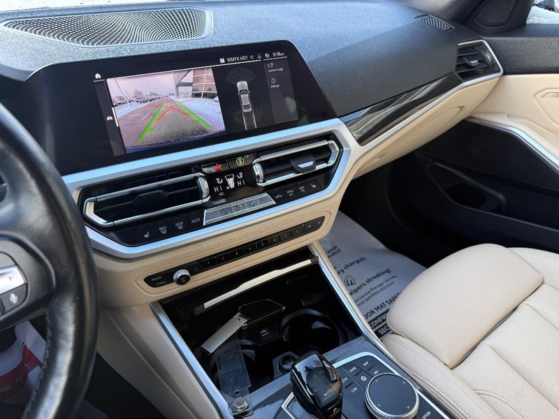 BMW 3 Series Vehicle Full-screen Gallery Image 25