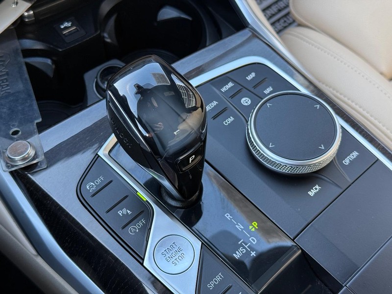 BMW 3 Series Vehicle Full-screen Gallery Image 26