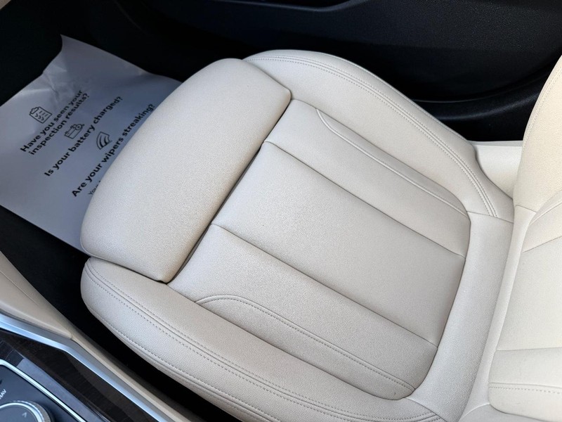 BMW 3 Series Vehicle Full-screen Gallery Image 27