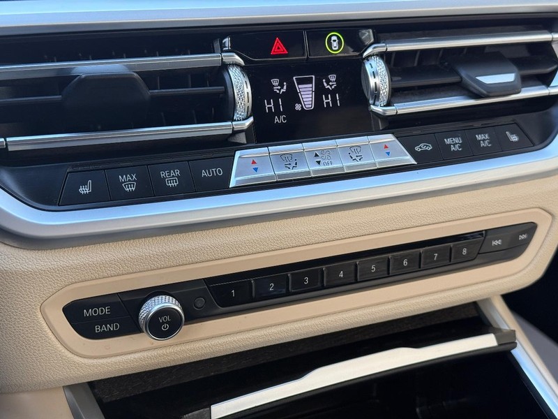 BMW 3 Series Vehicle Full-screen Gallery Image 28