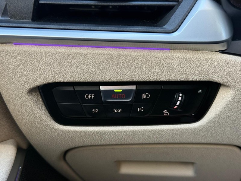 BMW 3 Series Vehicle Full-screen Gallery Image 29