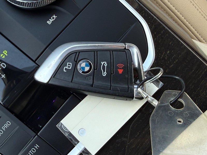 BMW 3 Series Vehicle Full-screen Gallery Image 30