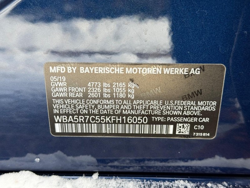 BMW 3 Series Vehicle Full-screen Gallery Image 31