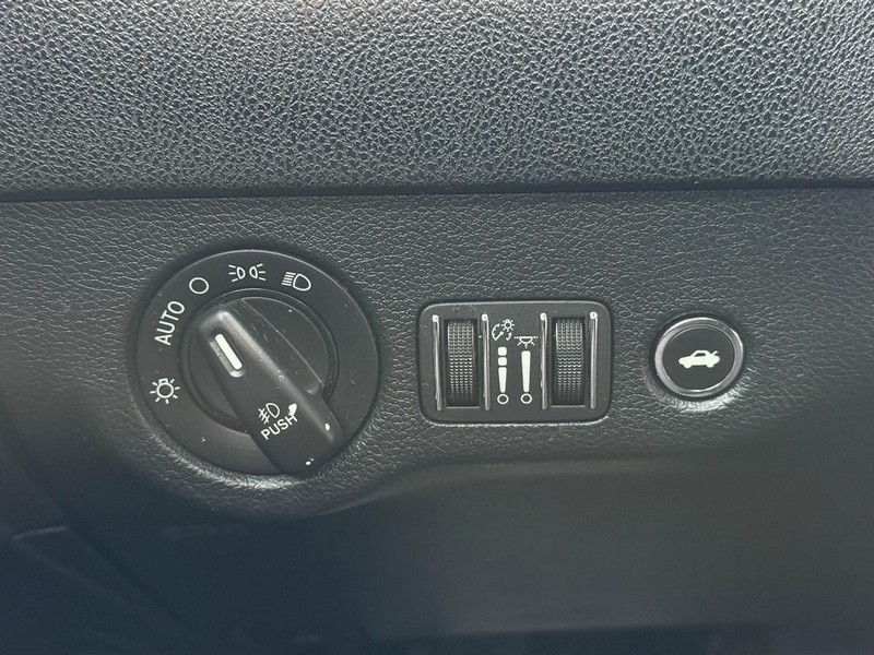 Dodge Charger Vehicle Full-screen Gallery Image 29