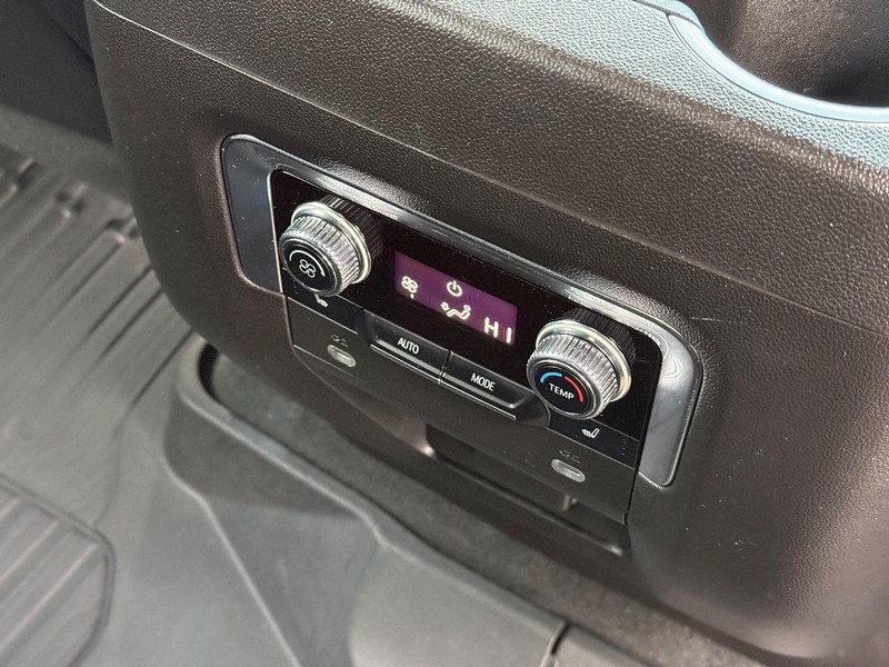 GMC Yukon XL Vehicle Full-screen Gallery Image 17