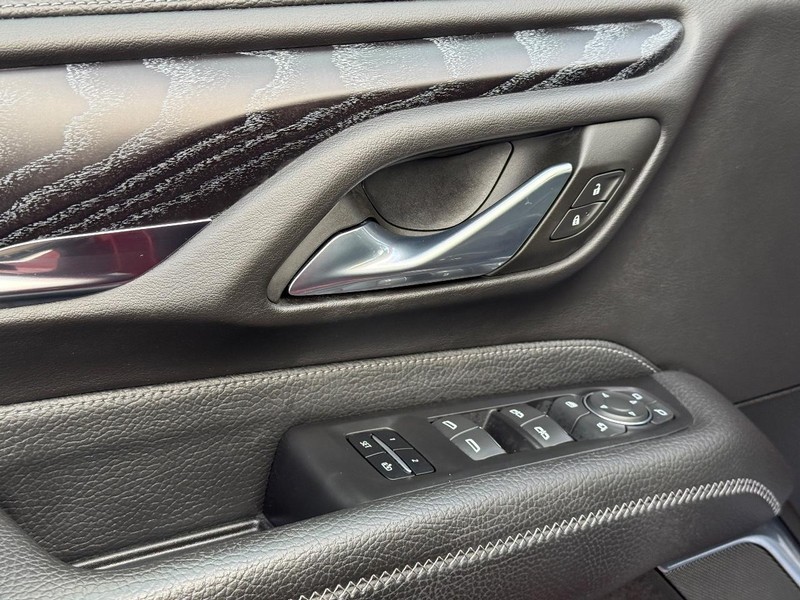 GMC Yukon XL Vehicle Full-screen Gallery Image 20