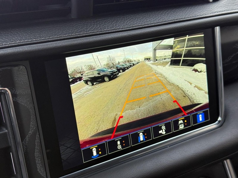 GMC Yukon XL Vehicle Full-screen Gallery Image 25