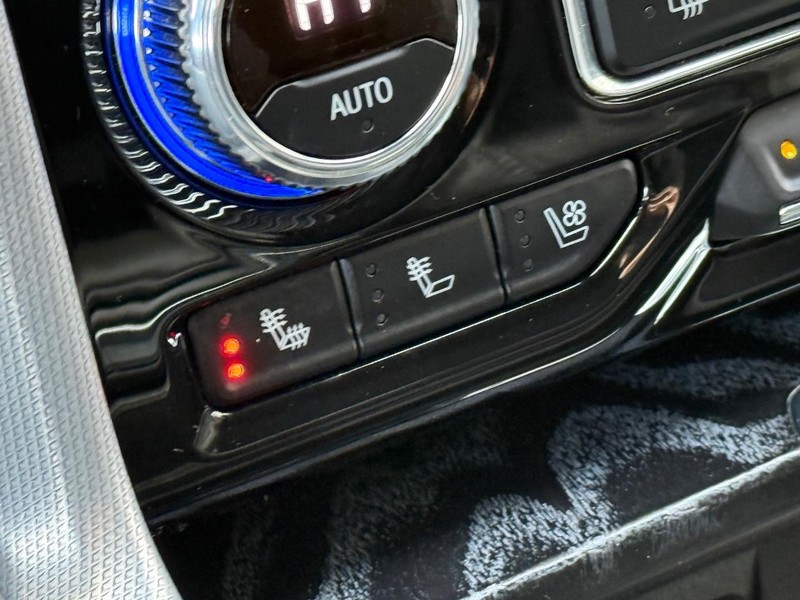 GMC Yukon XL Vehicle Full-screen Gallery Image 30