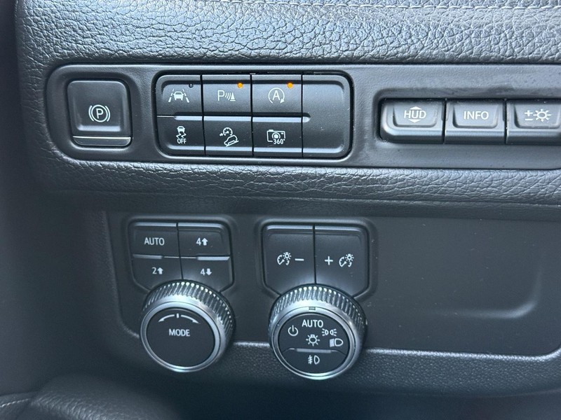 GMC Yukon XL Vehicle Full-screen Gallery Image 31