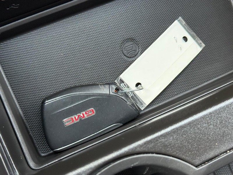 GMC Yukon XL Vehicle Full-screen Gallery Image 32