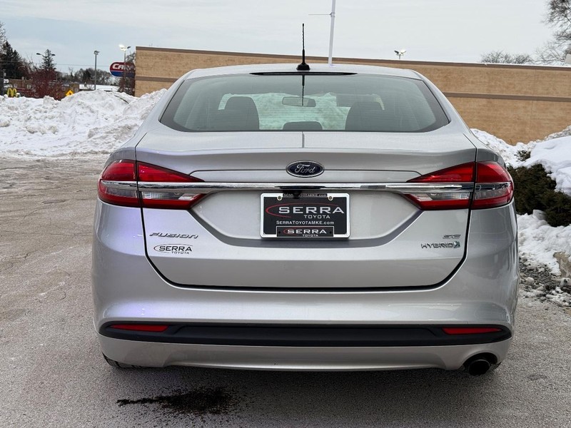 Ford Fusion Vehicle Full-screen Gallery Image 04