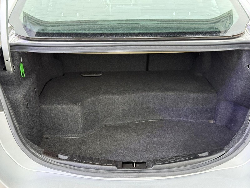 Ford Fusion Vehicle Full-screen Gallery Image 09