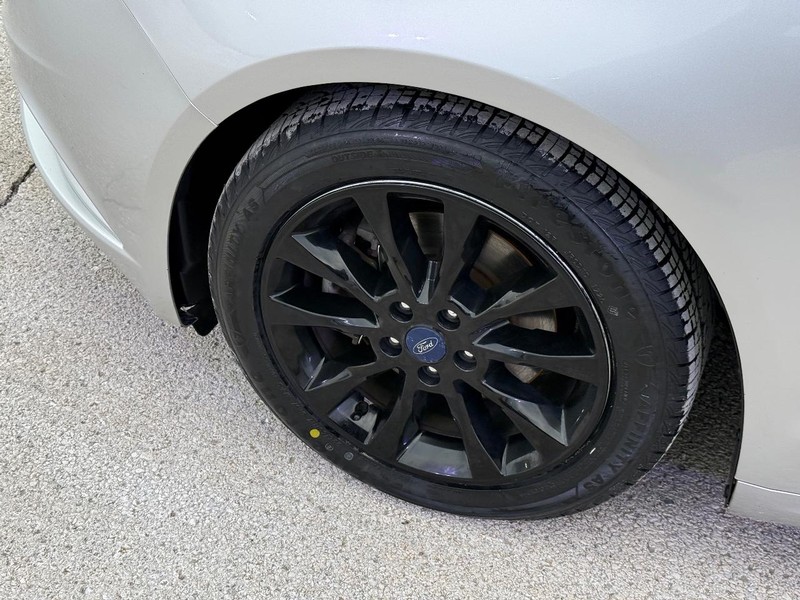 Ford Fusion Vehicle Full-screen Gallery Image 10