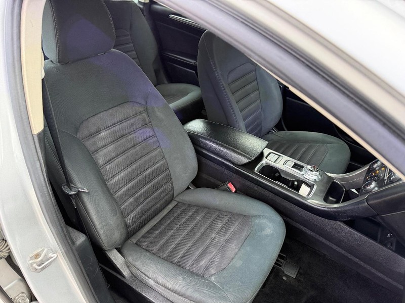 Ford Fusion Vehicle Full-screen Gallery Image 11