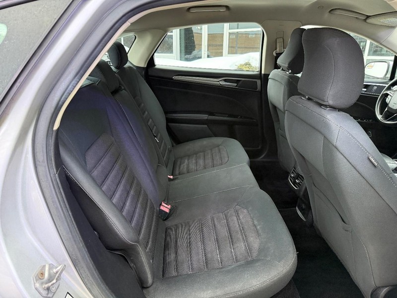 Ford Fusion Vehicle Full-screen Gallery Image 12