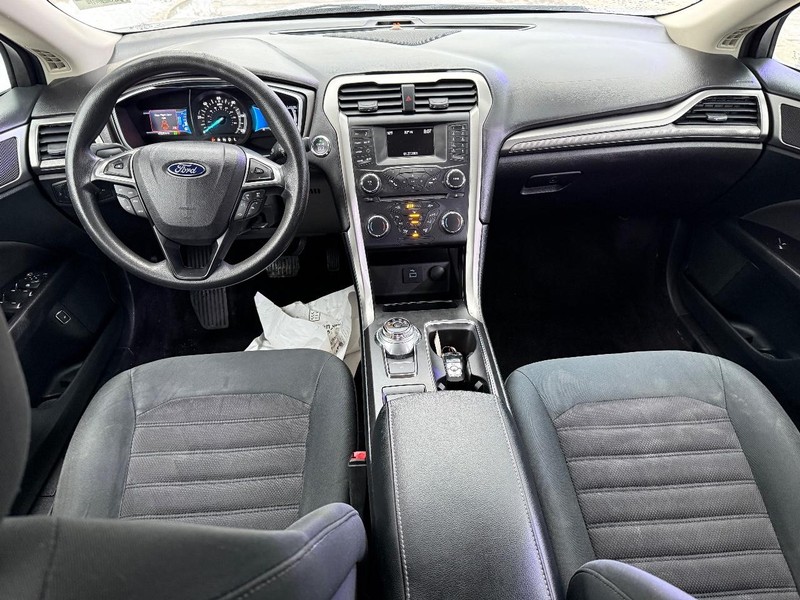 Ford Fusion Vehicle Full-screen Gallery Image 13