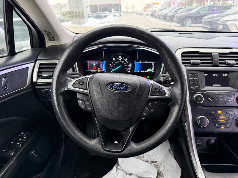 Ford Fusion Vehicle Full-screen Gallery Image 14