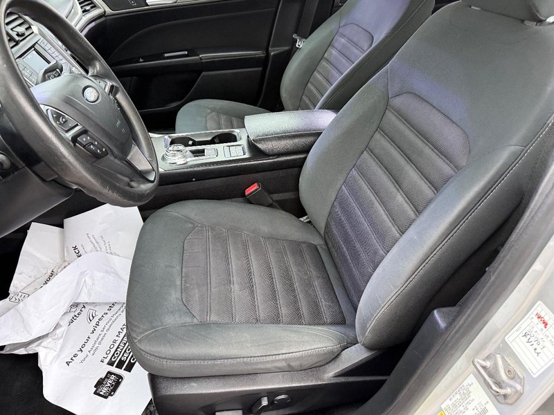 Ford Fusion Vehicle Full-screen Gallery Image 16