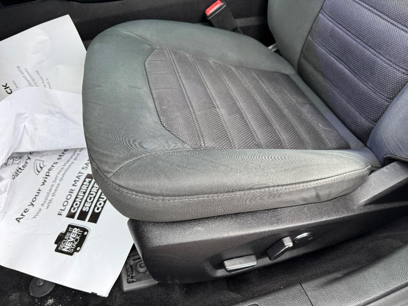 Ford Fusion Vehicle Full-screen Gallery Image 17