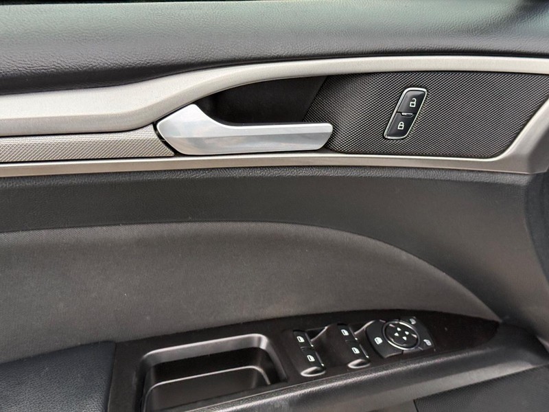 Ford Fusion Vehicle Full-screen Gallery Image 18