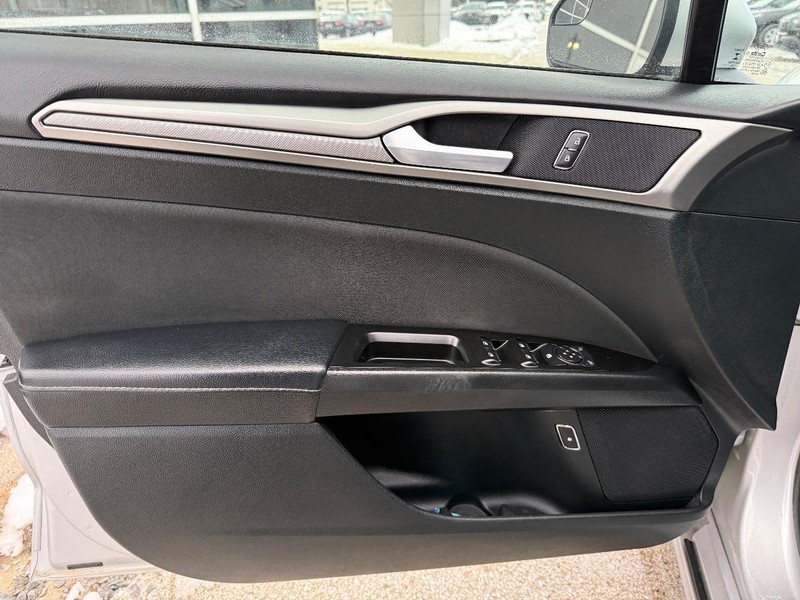 Ford Fusion Vehicle Full-screen Gallery Image 19