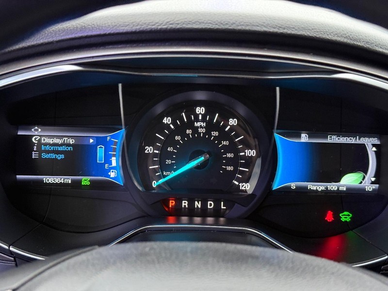 Ford Fusion Vehicle Full-screen Gallery Image 22